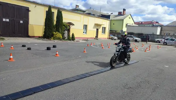 Итоги первых районных соревнований по скоростному маневрированию (фигурному вождению) мотоциклу прошли в Кобрине